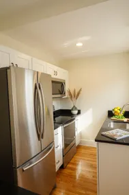 Newly Renovated Brownstone Duplex 2 BR, 1 BA,2 Prk - Image 4