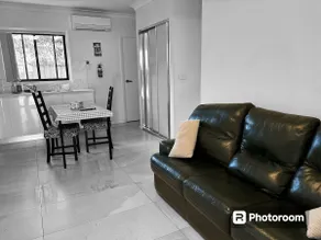 Comfortable 2-bedroom with parking - Image 4