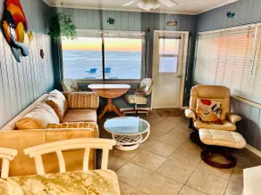 ** Rez-de-chaussée DIRECT BEACHFRONT chalet ** Sortez la porte et dans le sable !!** - Image 3