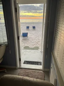 ** Rez-de-chaussée DIRECT BEACHFRONT chalet ** Sortez la porte et dans le sable !!** - Image 2