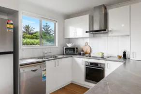Sea Breeze - Spacious Family Escape near Surf Beach - Image 4