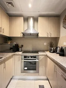 gorgeous studio at prime location w/marina view - Image 4