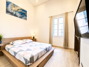 ->Loft, Massage Chair & Netflix, Sea (15 min)<- - Image 3