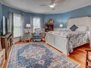 Incredible Private Floor Near VT•RU•81 Sleeps 6 - Image 2