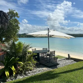 Santo Sunset Luxury Beach Bungalow vid Surunda Bay - Image 3