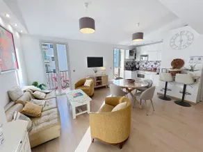3-4 ppl, mezzanine, balconies, near the center, bright - Image 5