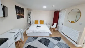 Gorgeous Studio Apartment-parking-garden Wi-Fi-TV - Image 5