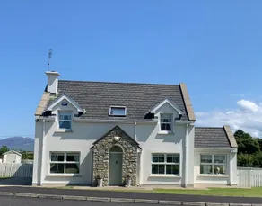 Fabulous 4 bed house near beach and pier - Image 2