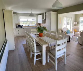 Fabulous 4 bed house near beach and pier - Image 4