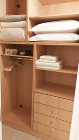 Unique, Stylish Studio near Beaches - Image 4
