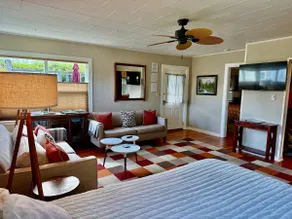 Cedar Grotto: Sleeps 6, Wi-Fi, Hot tub, Sauna, TVs - Image 4