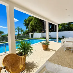 Erstaunliche Villa mit Pool und Meerblick - Image 5