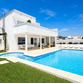 Erstaunliche Villa mit Pool und Meerblick - Image 2