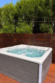 Design loft with hot tub & spa atmosphere - Image 2