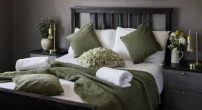 Premier Studio-Private Bathroom with Shower- - Image 2