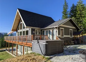 Spektakulær udsigt over bjergene og 5 private acres venter på denne Leavenworth-lodge - Image 5