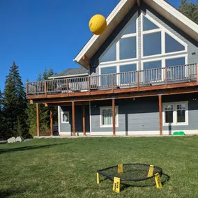 Spektakulær udsigt over bjergene og 5 private acres venter på denne Leavenworth-lodge - Image 4