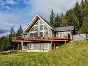 Spektakulær udsigt over bjergene og 5 private acres venter på denne Leavenworth-lodge - Image 2