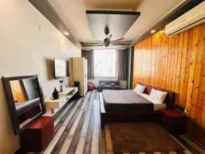 Beautifully Designed Studio - Image 2