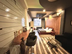 Beautifully Designed Studio - Image 5