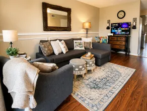 Walk to Baylor • 5 Min to Magnolia |Cozy + Stylish - Image 2