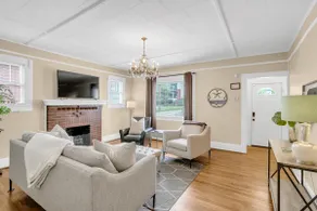 Walkable 3BD Home Prime location to DT w/ Parking - Image 4
