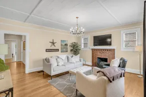 Walkable 3BD Home Prime location to DT w/ Parking - Image 3