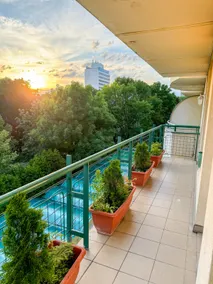 Sunny Flat with Terrace & Park View Near City Centre - Image 3
