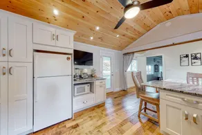 Dog-friendly studio with patio - walk to beach - Image 4