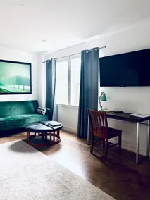Centralize Green Décor Gorgeous Apt Artsy Montrose - Image 4