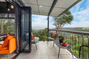 Cabane Treehouse Retreat with Mountain Views - Image 2