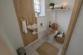 Bright, spacious, and quiet apartment - Image 5