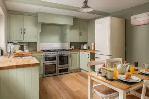Luxury Central, Dog friendly, King Bed, Log fire - Image 3