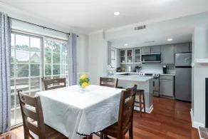 Oxford Square! Amazing Location! - Image 4