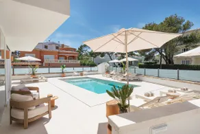 Superior 1 Bedroom Apartment - balcony Pool view - Image 2