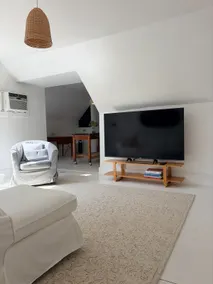 Cozy 2BR upstairs Apartment in Woodstock Village - Image 2