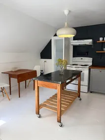 Cozy 2BR upstairs Apartment in Woodstock Village - Image 3
