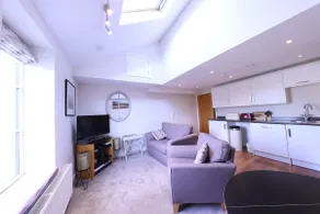 Stationside, garage parking & a super king double - Image 4