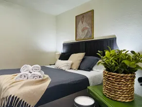 QJ4 2P Loft w Kitchennette ☆ Near Dwntwn ☆ - Image 2