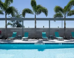 Modern Suite By The Airport! Free Breakfast & Pool - Image 5