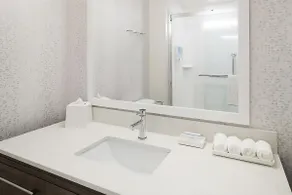 Modern Suite By The Airport! Free Breakfast & Pool - Image 5