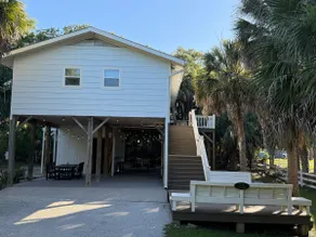 Beach Walkable Bungalow! Private + Beach Supplies - Image 4