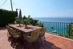 Seafront Villa near Omiš with direct beach access - Image 4