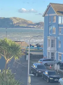 Llandudno by the Pier & Beaches - Great Location - Bright 2 - Bedroom Apt - Image 4