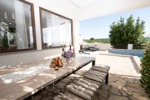 Apartment with a pool in Villa Maslina - Image 3