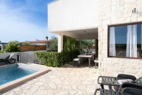 Apartment with a pool in Villa Maslina - Image 2
