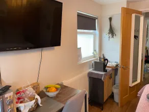Self contained garden room near the beach - Image 3