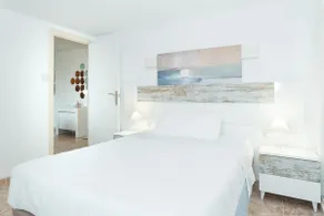 Seaview on the first line · pets allowed - Image 3