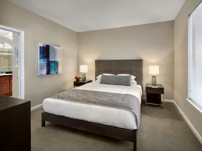 Lux 1 Bed | Steps to Train to NYC - Image 4