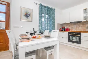 House Tia - Image 4